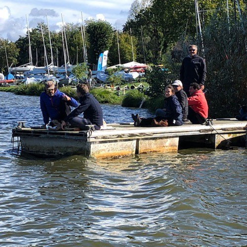Les parents assistent aux régates depuis le ponton du club